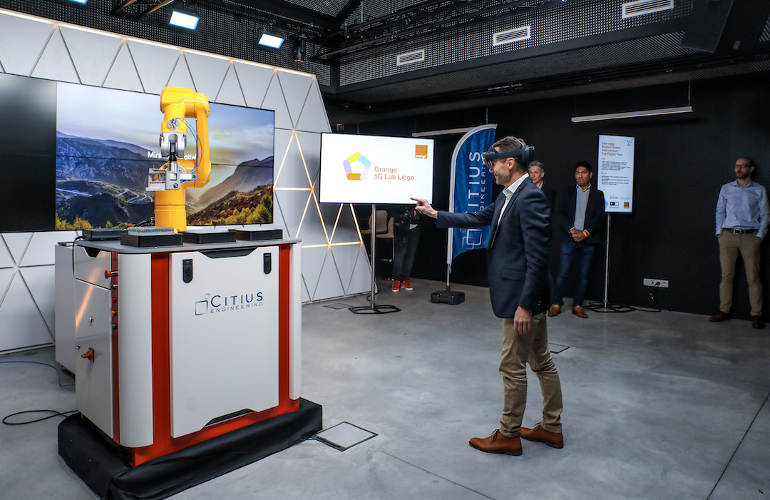 Lab event Luik Robot arm sfeerbeeld.png